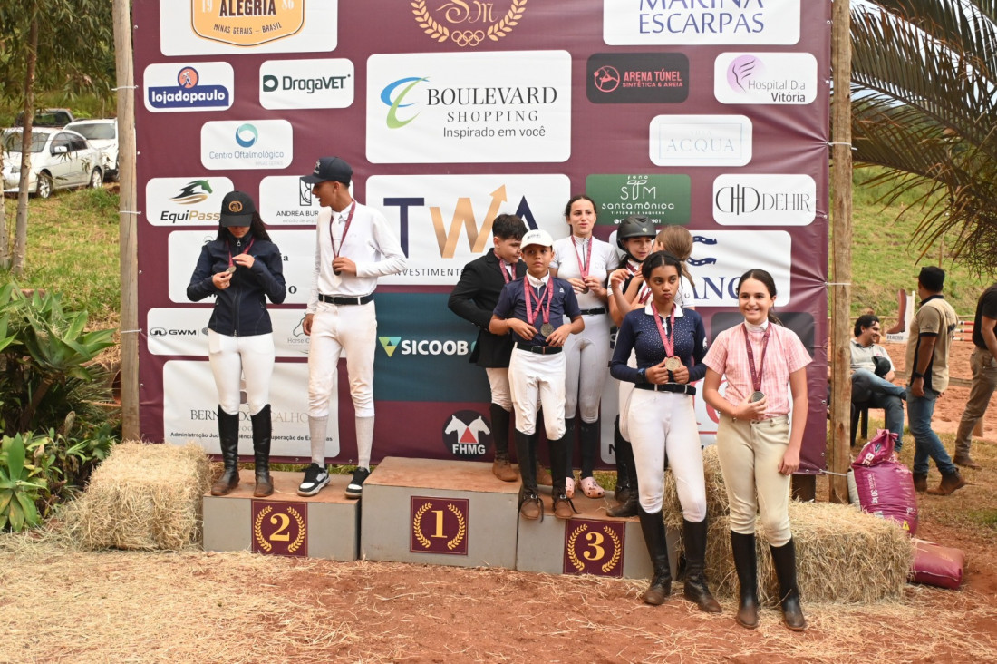Participantes com medalhas no pódio da Copa Minas realizada na Hípica SM Corumi